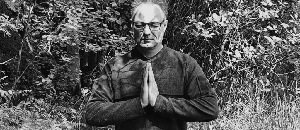 Intuitives Bogenschiessen Meditatives Bogenschiessen Thomas Lücke, Namasté – Thomas Lücke mit gefalteten Händen im Wald.